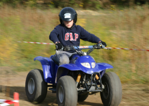 Un enfant s'amuse en faisant l'activité quad au Haras de Val-en-Pré Sports mécaniques