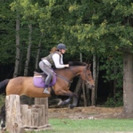 Une fille qui fait du cross sur son cheval pendant son séjour vacances à Formanoir