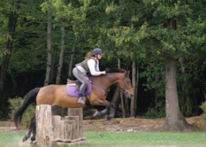 Une fille qui fait du cross sur son cheval pendant son séjour vacances à Formanoir