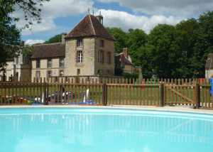 Les enfants s'amusent à l'activité piscine extérieure au Poney Club de Formanoir