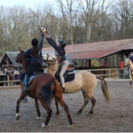 Les enfants font du horse-ball au Poney Club de Formanoir pendant leur séjour vacances