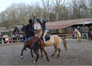 Les enfants font du horse-ball au Poney Club de Formanoir pendant leur séjour vacances