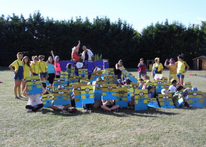 Photo de groupe dans laquelle les enfants font une journée déguisée accueil des "minions"