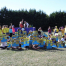 Photo de groupe dans laquelle les enfants font une journée déguisée accueil des "minions"