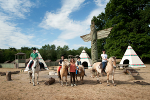 Les enfants profitent de leur séjour équitation au Far West en faisant une activité équitation