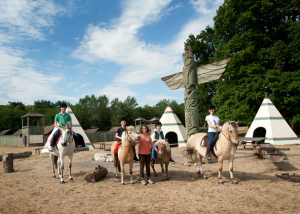 Les enfants profitent de leur séjour équitation au Far West en faisant une activité équitation