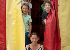 Les enfants derrière la toile de l'activité cirque au centre de Val-en-Pré