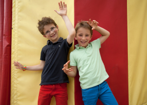 Les enfants au cirque dans la colonie de vacances de Val-en-Pré équitation au Far West