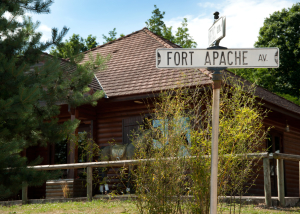 Panneau du village de Fort Apache à Val-en-Pré ou l'équitation au Far West est présente