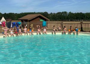 Les enfants s'amusent dans la piscine au Far West pendant leur séjour au Haras de Val-en-Pré Équitation au Far West