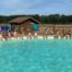 Les enfants s'amusent dans la piscine au Far West pendant leur séjour au Haras de Val-en-Pré Équitation au Far West